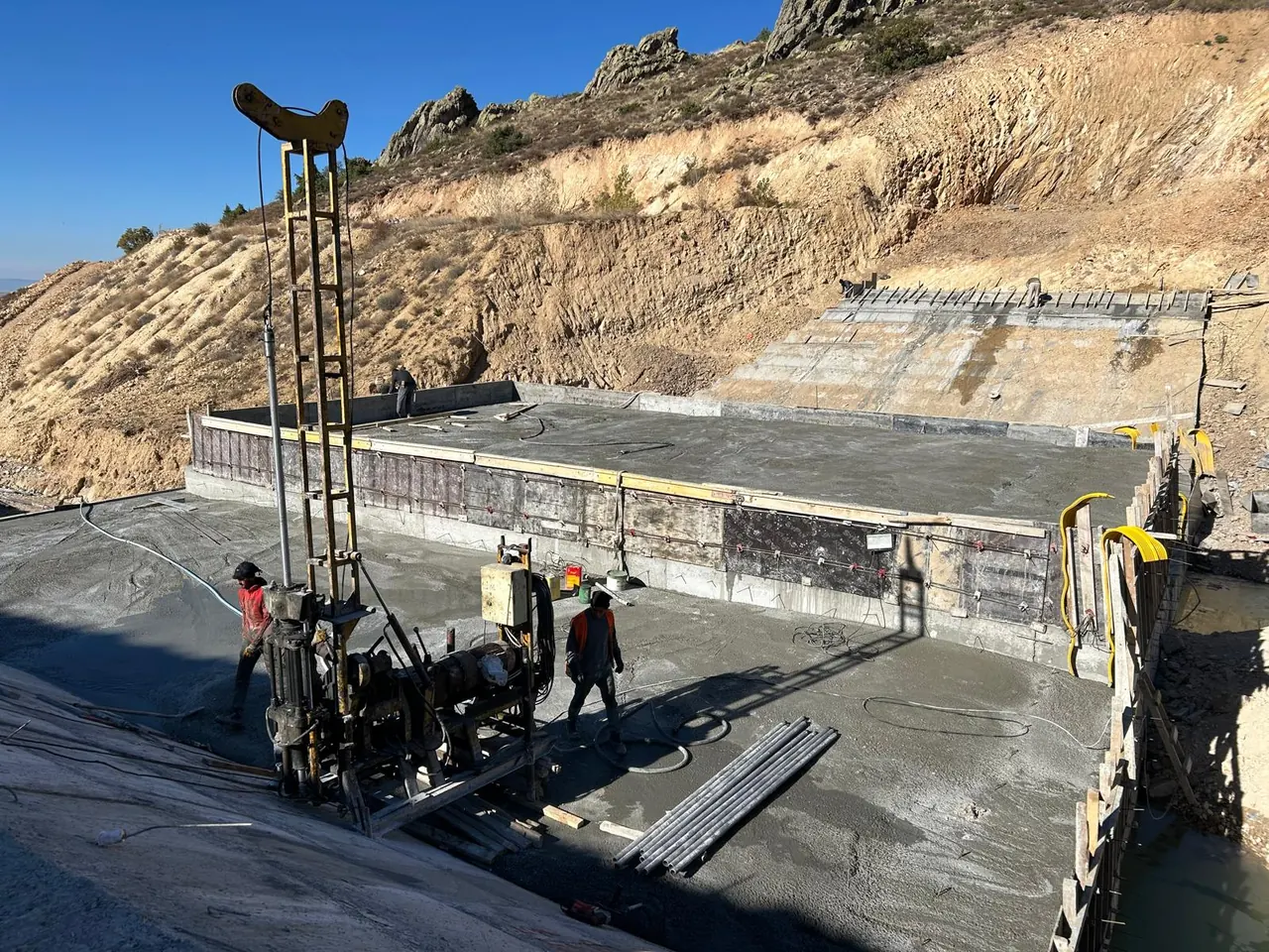 Bozok Üniversitesi Göleti'nde beton döküm alanında sondaj makinesi