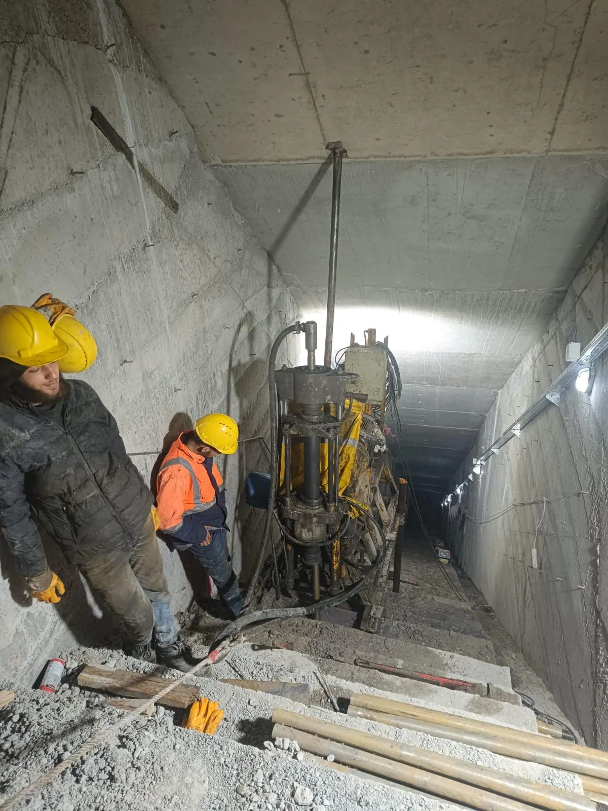 Yozgat Yerköy İnandık Barajı galerisinde sondaj makinesi başında kasklı ekip